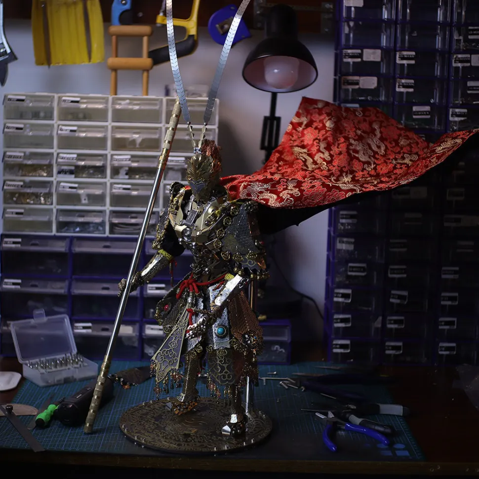 3D Metal Monkey King Sun Wukong Mecha Model Kit, DIY Assembly Collectible Figure with Cloak and Staff, Articulated Desktop Display for Adults (2600+PCS)